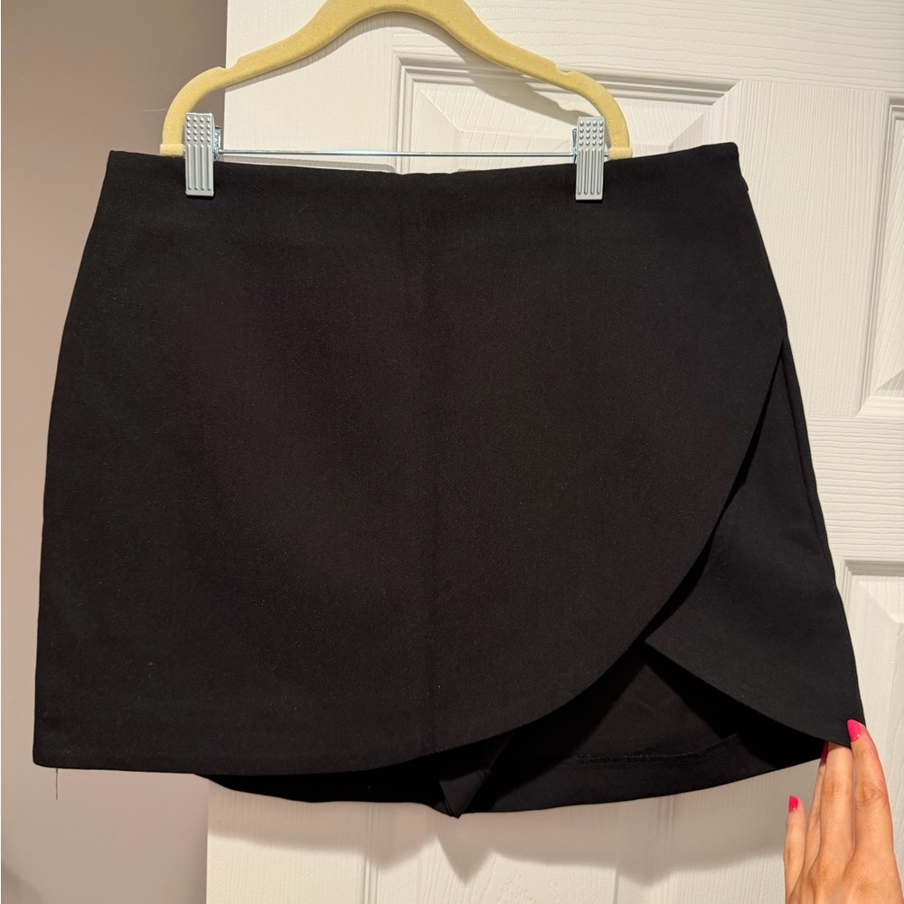 English Factory Black Wrap Skort NWT Size Large
